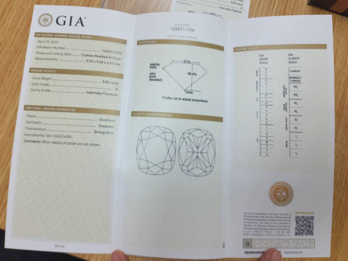 완전히 무색의 손상되지 않고 완전한 컷!