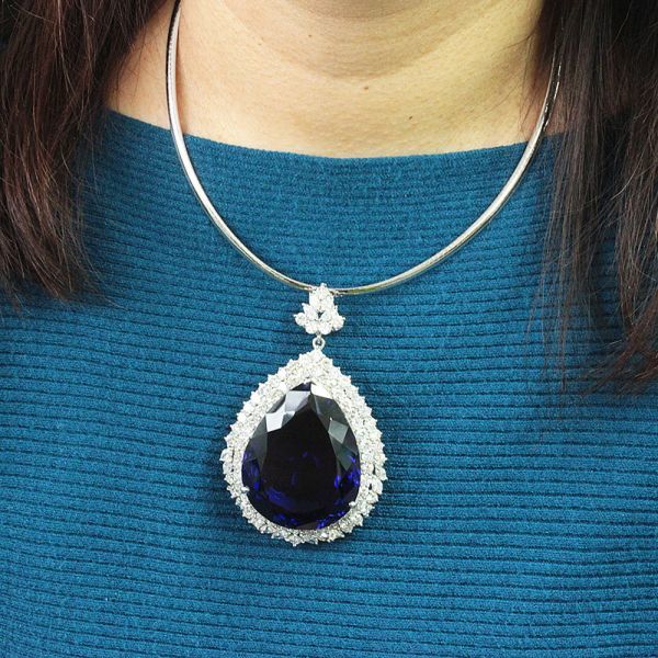 슈퍼 큰 쌍 모양 219.86ct!