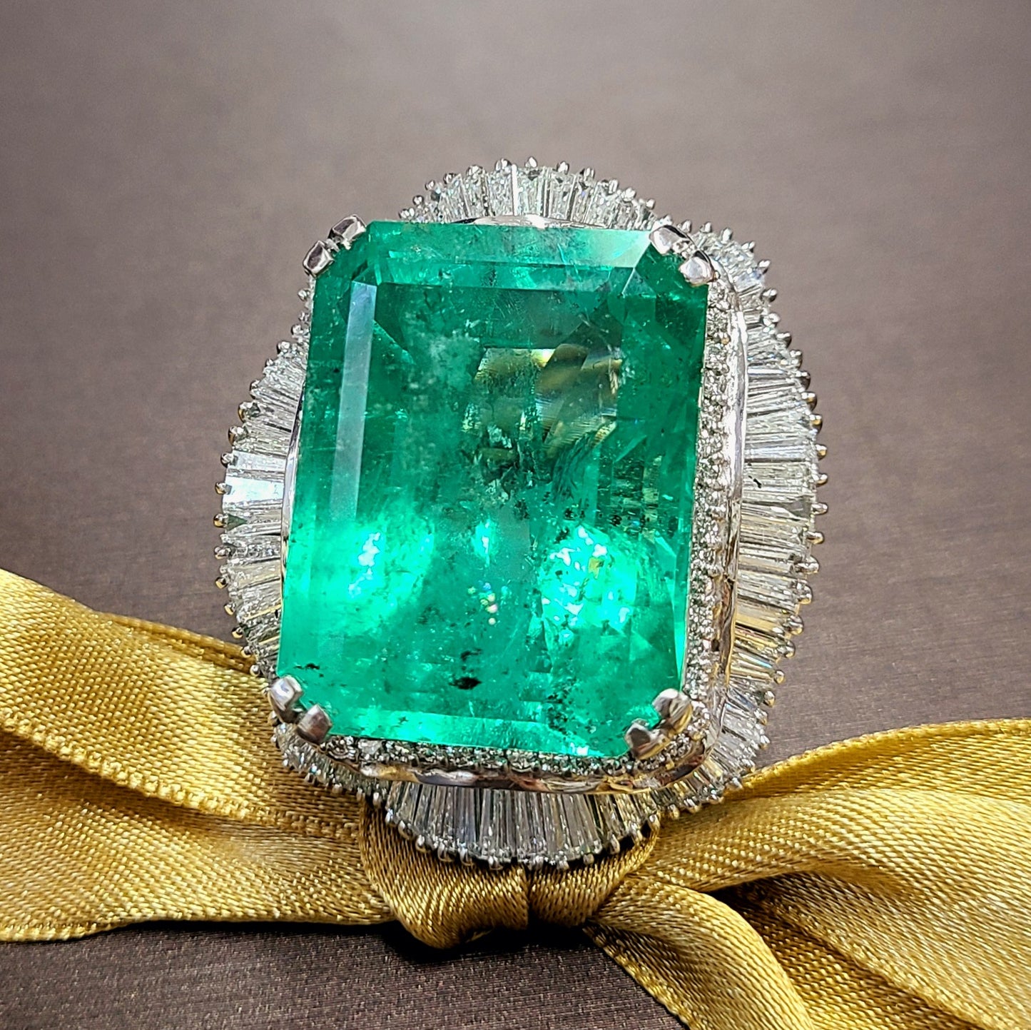 Colombian 62.19ct Natural Emerald 5.4ct Natural Diamond Platinum Pt900 Ring Ringidentification reportWith]