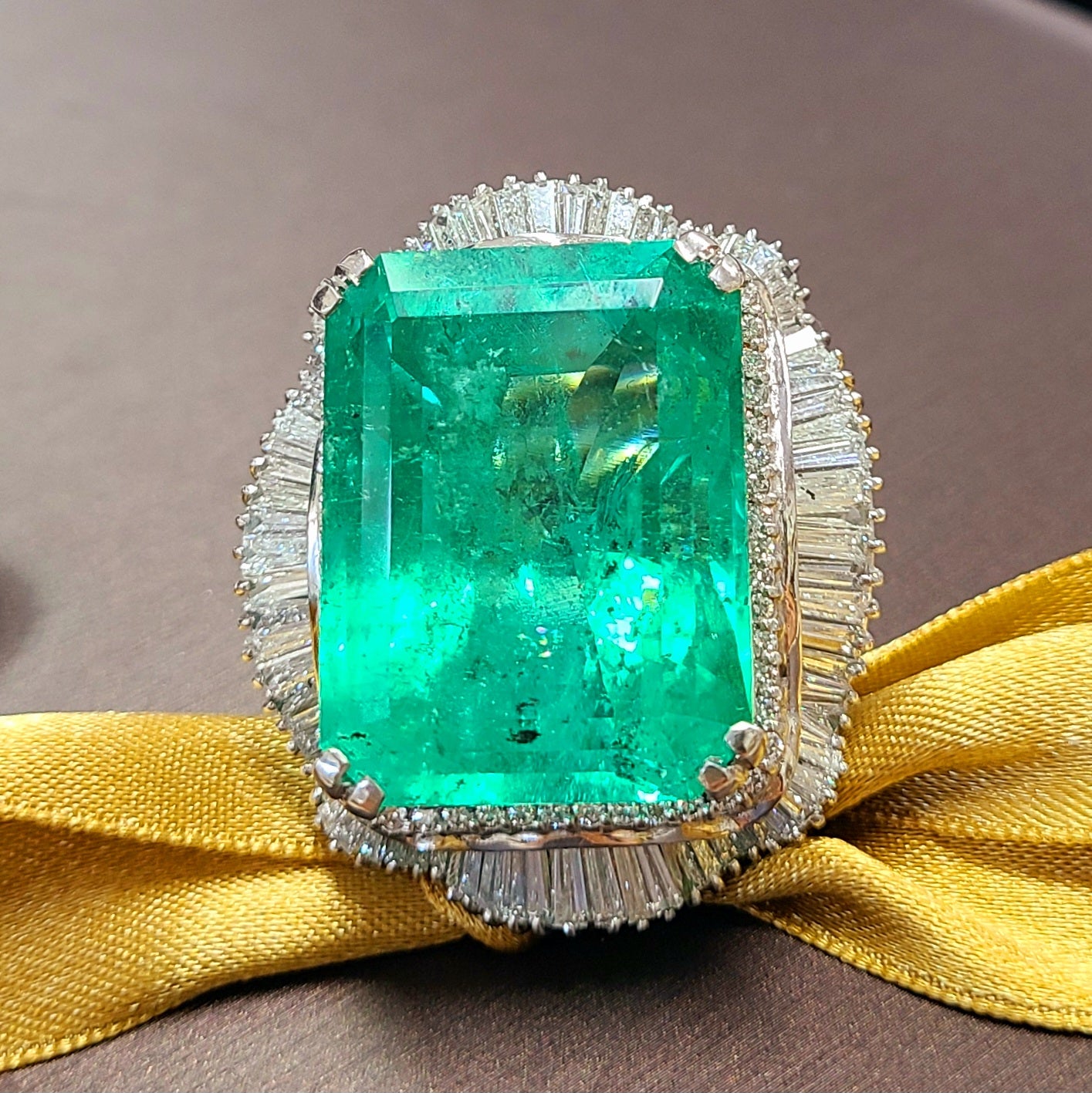 Colombian 62.19ct Natural Emerald 5.4ct Natural Diamond Platinum Pt900 Ring Ringidentification reportWith]
