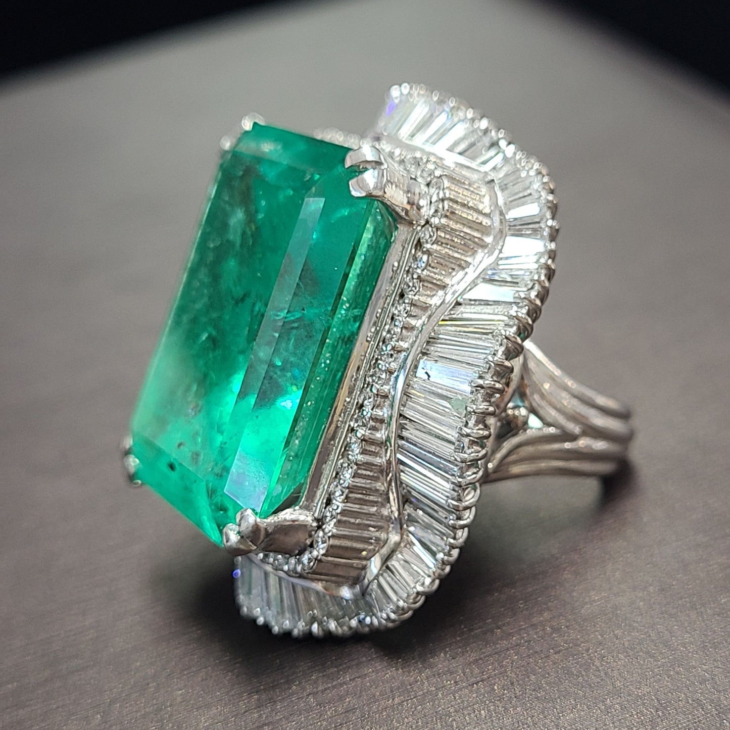 Colombian 62.19ct Natural Emerald 5.4ct Natural Diamond Platinum Pt900 Ring Ringidentification reportWith]