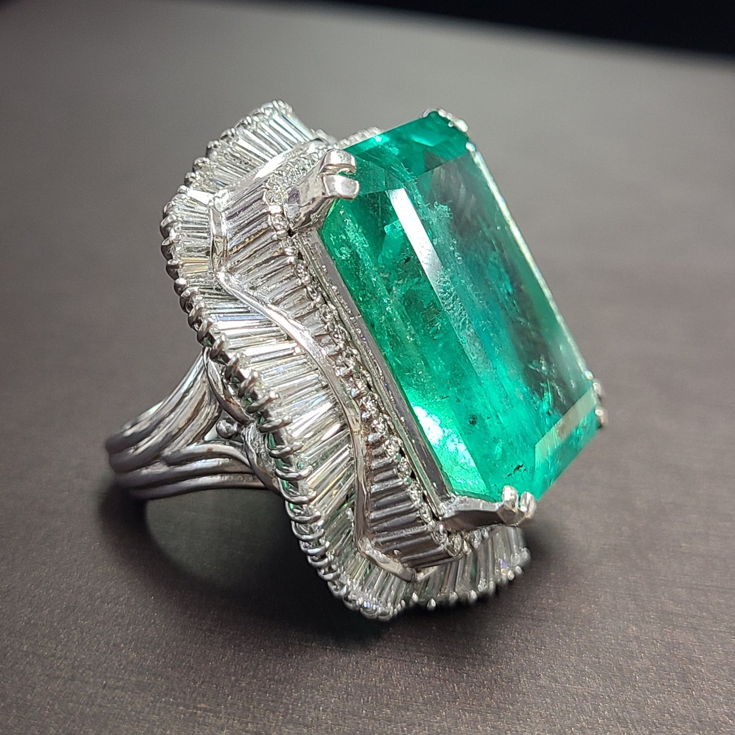 Colombian 62.19ct Natural Emerald 5.4ct Natural Diamond Platinum Pt900 Ring Ringidentification reportWith]