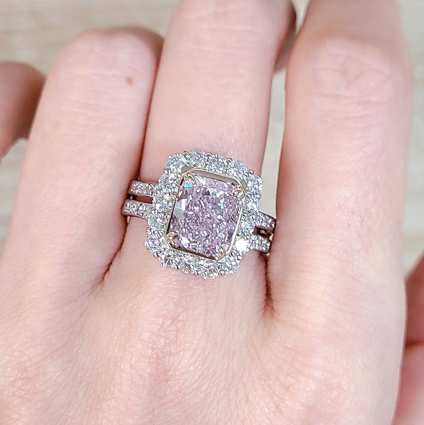 奇跡の色彩 3.07ct 天然ピンクダイヤモンド Fancy Purplish Pink ラディアントカット プラチナPt900・18金（K18YGイエローゴールド) リング 【中央宝石研究所ソーティング付】