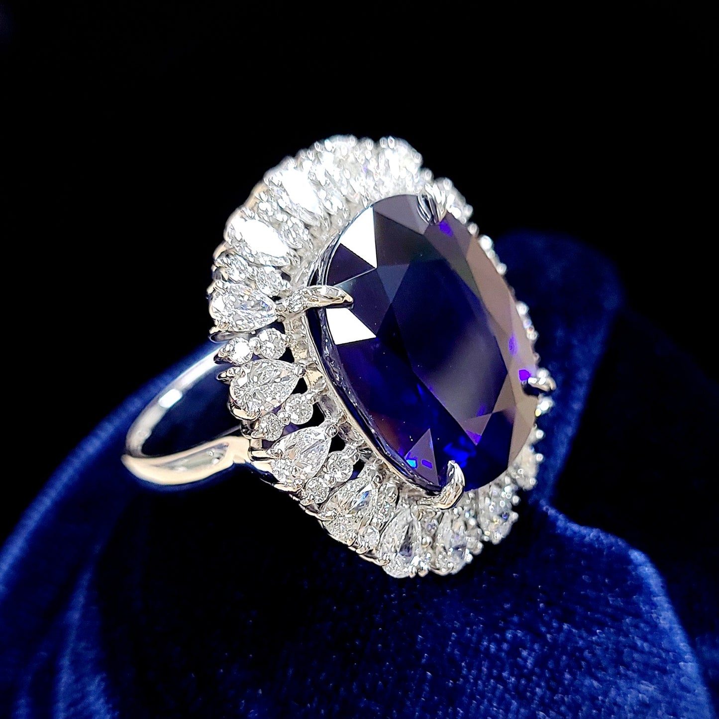 Royal Dignity! 17.38ct Sri Lankan Royal Blue Natural Sapphire 2.03ct Natural Diamond Platinum Pt900 Ring [with GUBELIN Certificate of Authenticity].