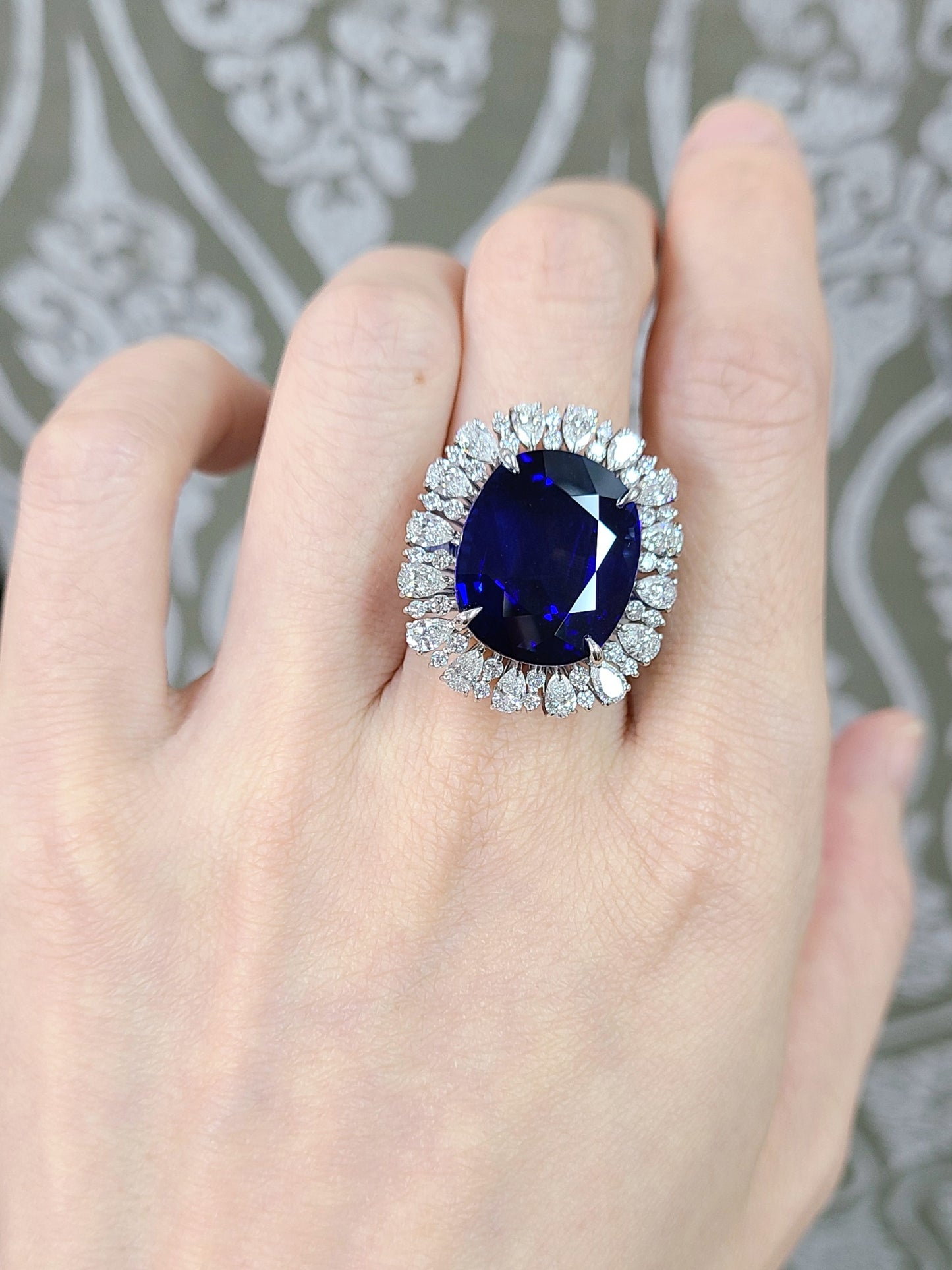 Royal Dignity! 17.38ct Sri Lankan Royal Blue Natural Sapphire 2.03ct Natural Diamond Platinum Pt900 Ring [with GUBELIN Certificate of Authenticity].