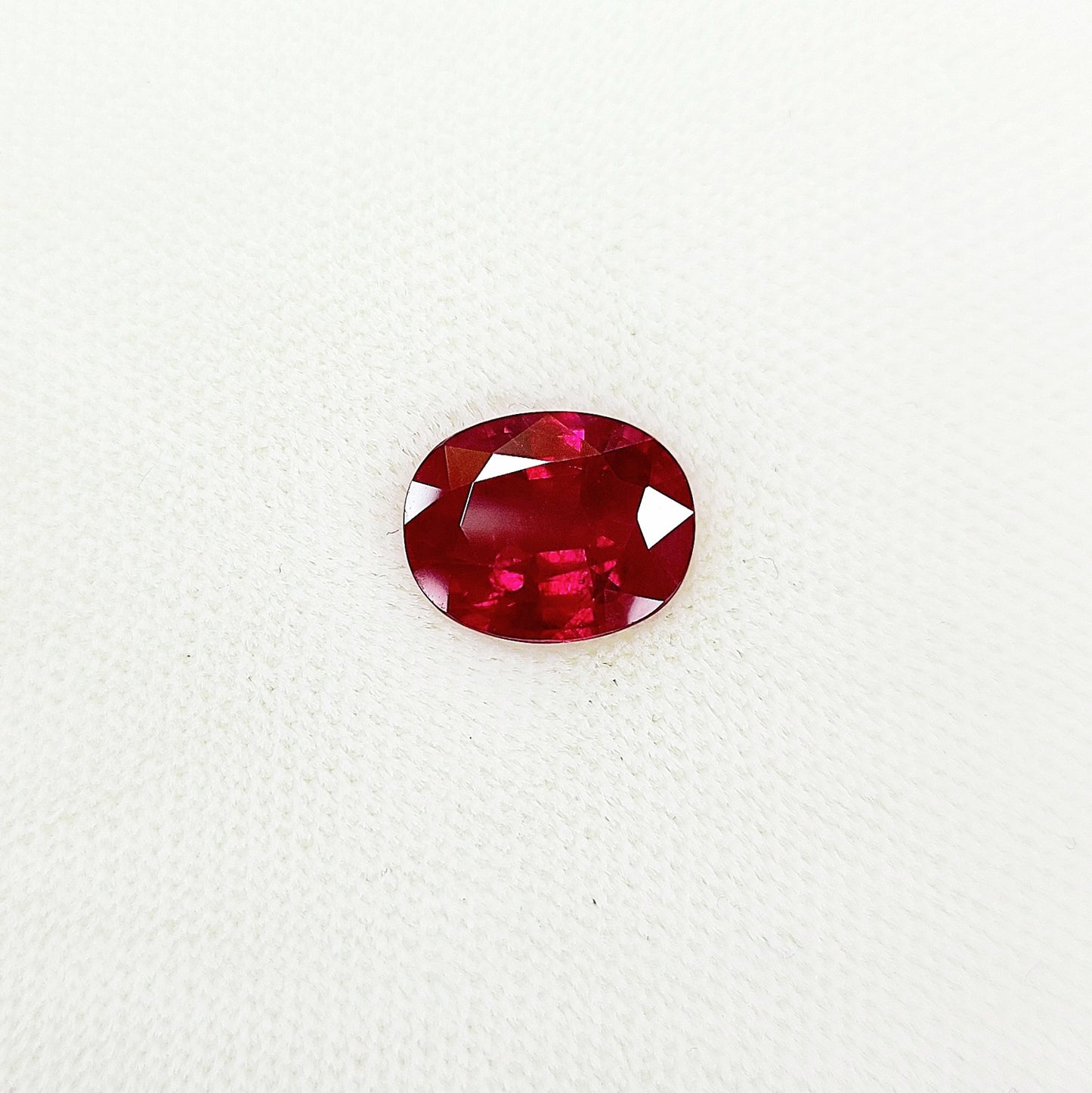 궁극의 색감 미얀마산 Vivid Red 3.70ct 피전 블러드 천연 루비 오벌 컷 루즈 [GIA감정서 포함].