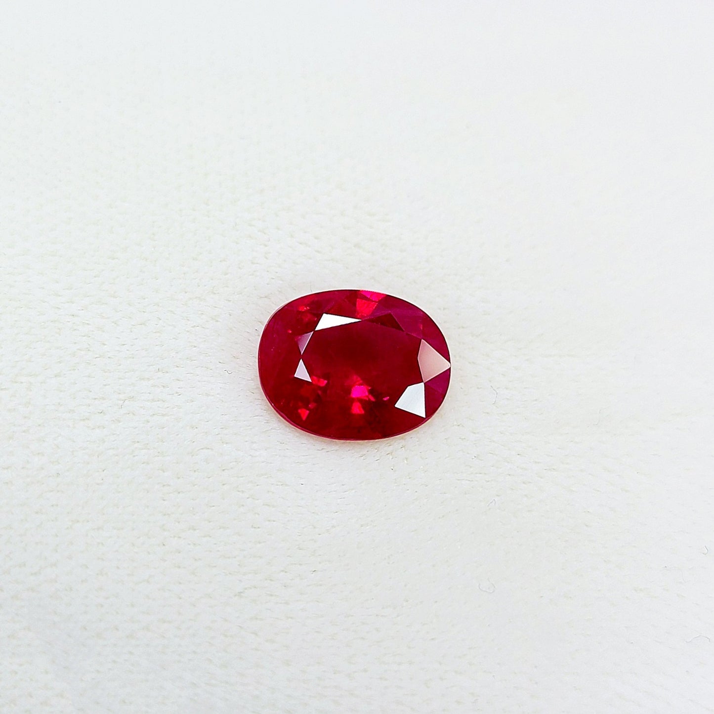 궁극의 색감 미얀마산 Vivid Red 3.70ct 피전 블러드 천연 루비 오벌 컷 루즈 [GIA감정서 포함].