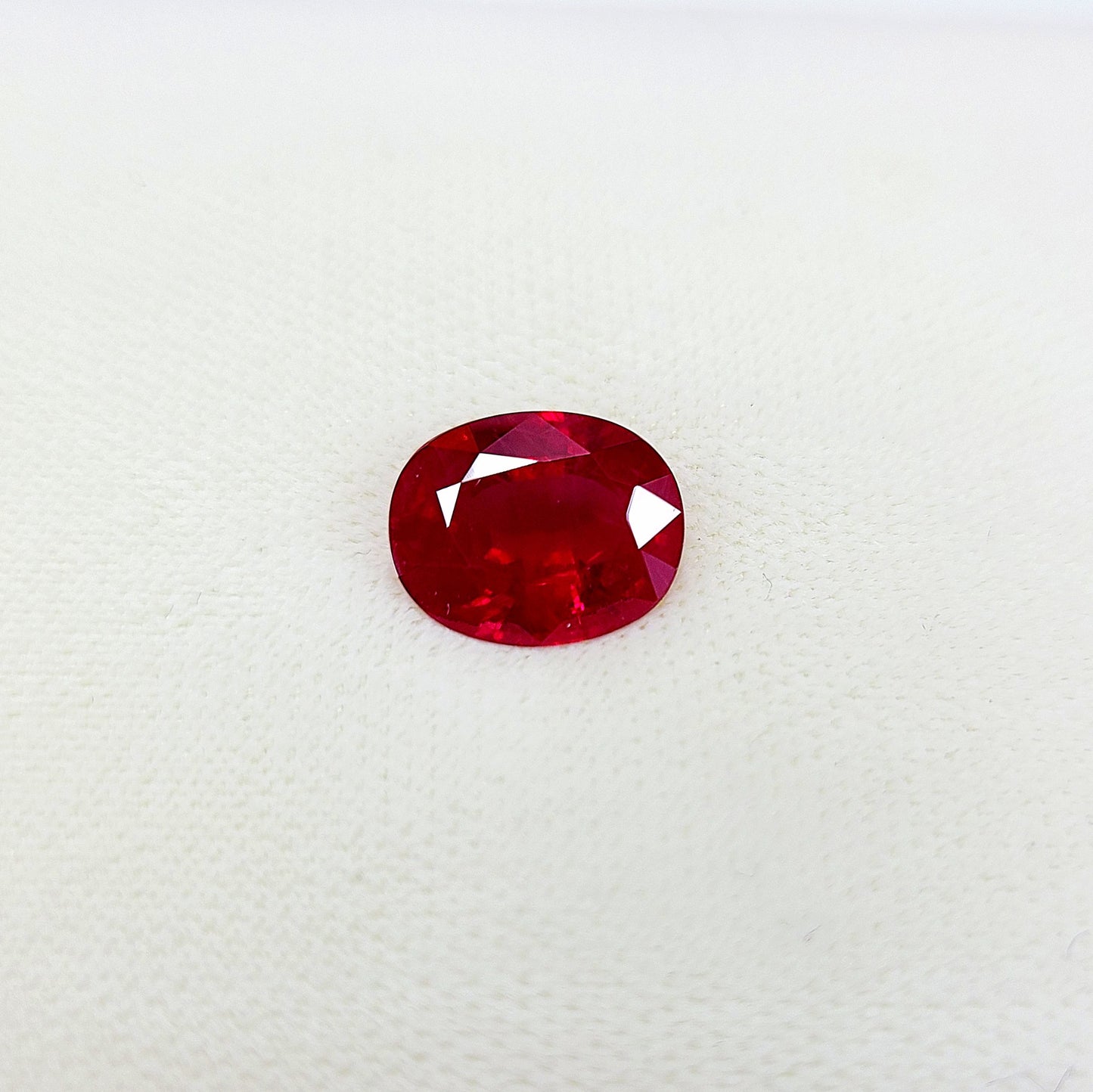 궁극의 색감 미얀마산 Vivid Red 3.70ct 피전 블러드 천연 루비 오벌 컷 루즈 [GIA감정서 포함].