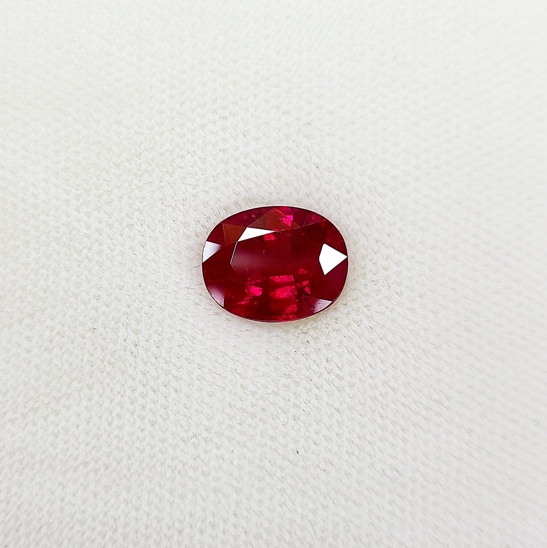究極の色彩 ミャンマー産 Vivid Red 3.70ct ピジョンブラッド 天然
