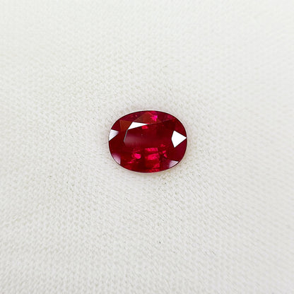 궁극의 색감 미얀마산 Vivid Red 3.70ct 피전 블러드 천연 루비 오벌 컷 루즈 [GIA감정서 포함].