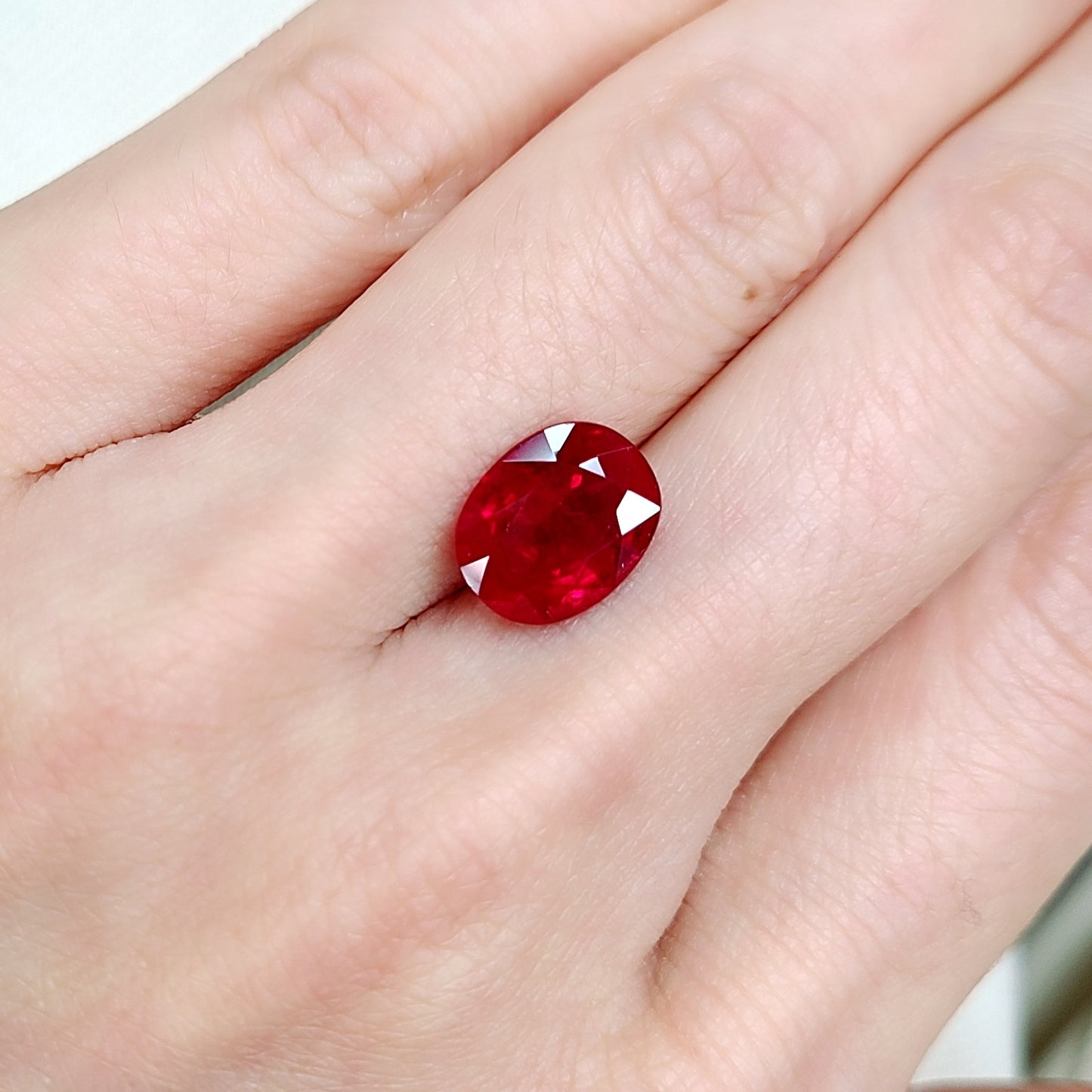 궁극의 색감 미얀마산 Vivid Red 3.70ct 피전 블러드 천연 루비 오벌 컷 루즈 [GIA감정서 포함].