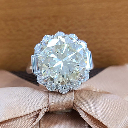 Gleaming! Large! 8.048 ct. diamond ring in platinum. grading report