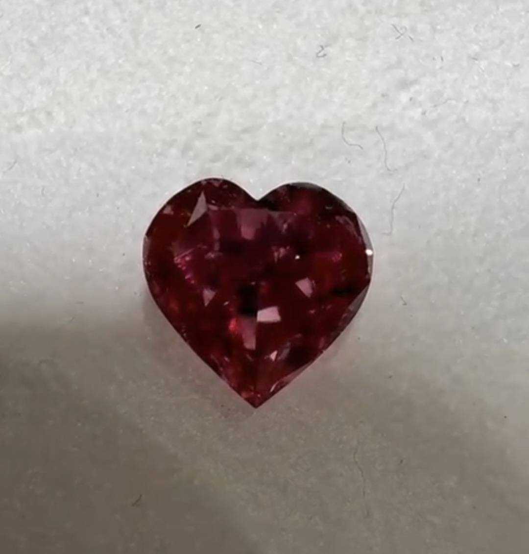 红色，世人艳羡的颜色] 1.0 克拉彩红心形天然红钻 裸钻 GIA 证书