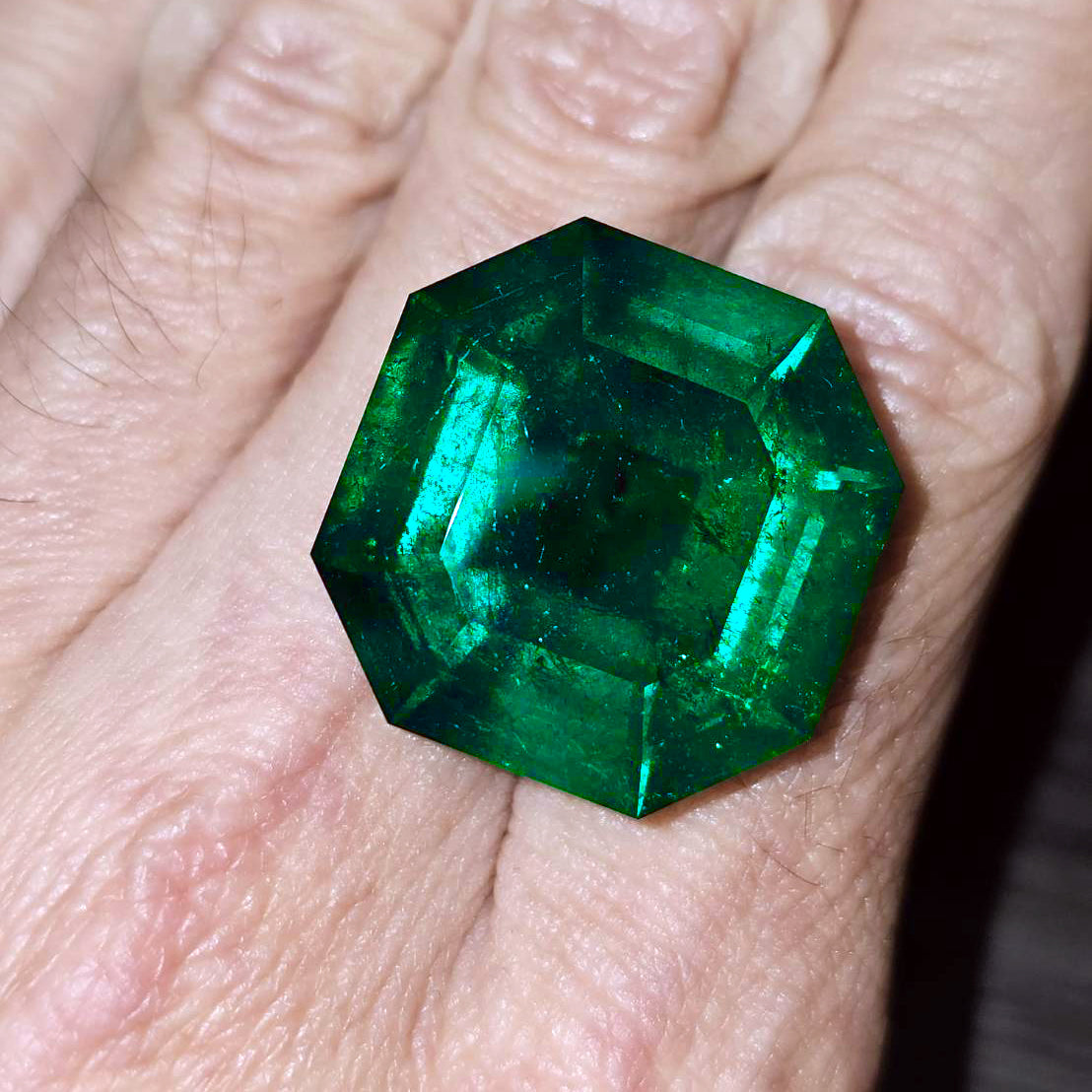 47.42ct 콜롬비아산 천연 에메랄드 루스 Muzo Green 마이너 인핸스먼트 [GRS 감별서 포함].