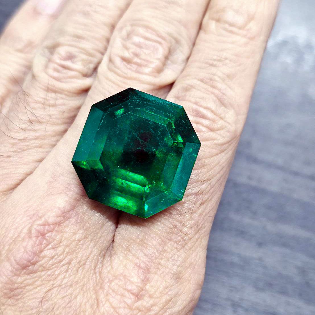 47.42ct 콜롬비아산 천연 에메랄드 루스 Muzo Green 마이너 인핸스먼트 [GRS 감별서 포함].