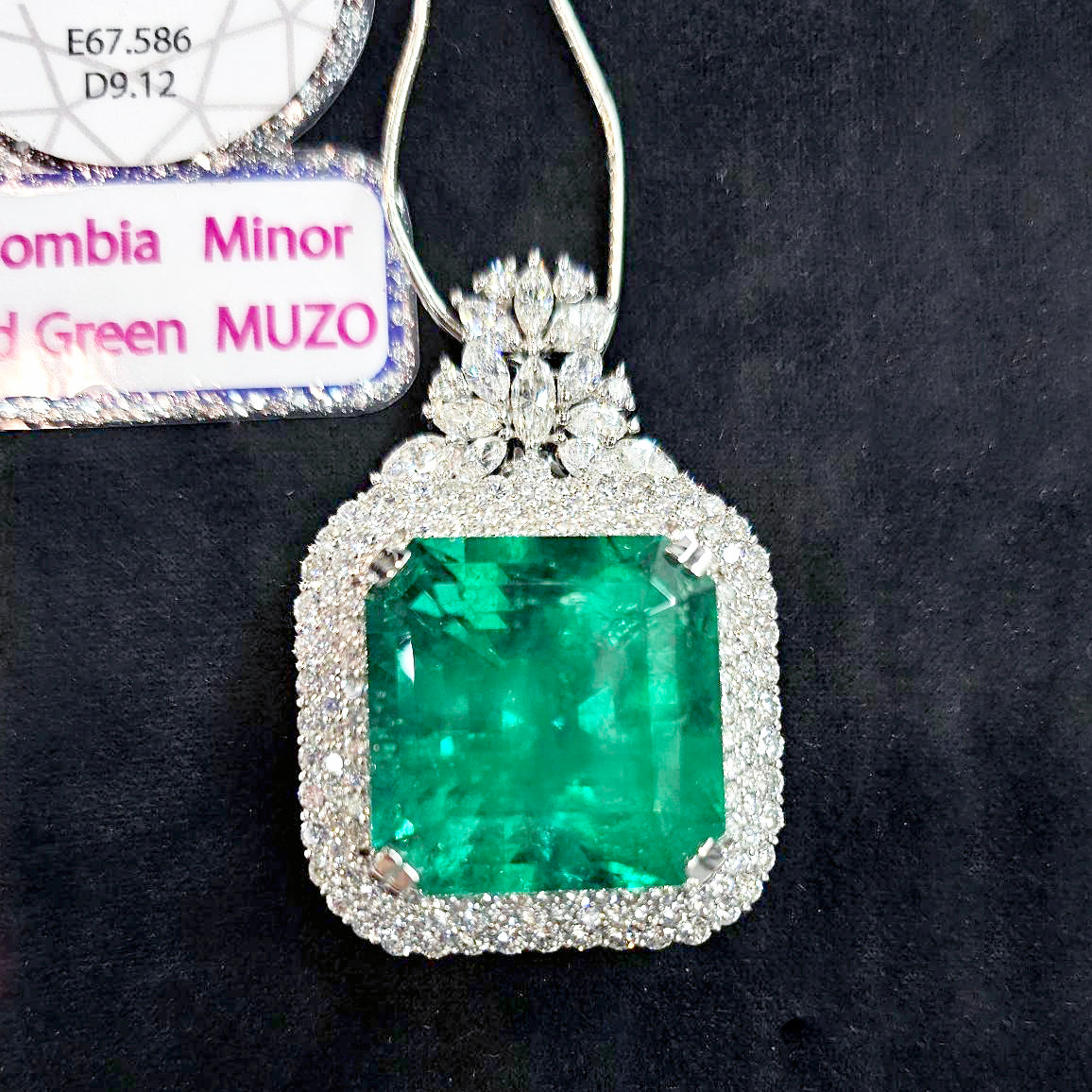 世界上最大的哥伦比亚旧矿山Muzo 67.586CT天然祖母绿总计9.12ct天然钻石PT900白金吊坠项链[GRS差异]