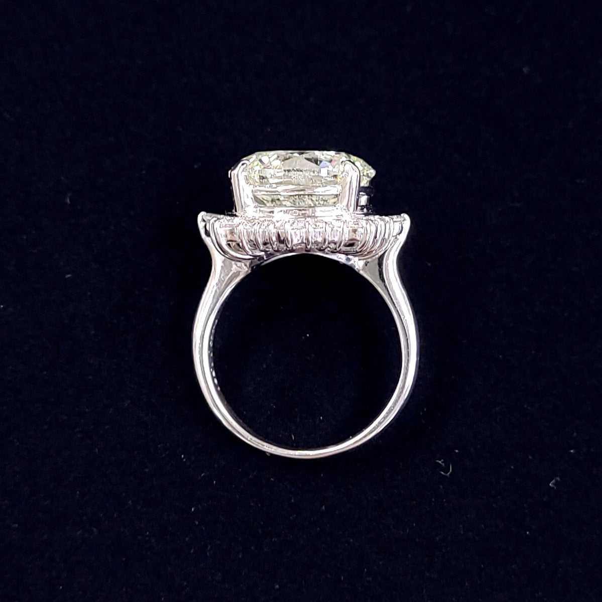11.231 克拉 K 色天然钻石 GOOD 铂金 Pt900 六爪戒指，镶四月诞生石 [附证书]。