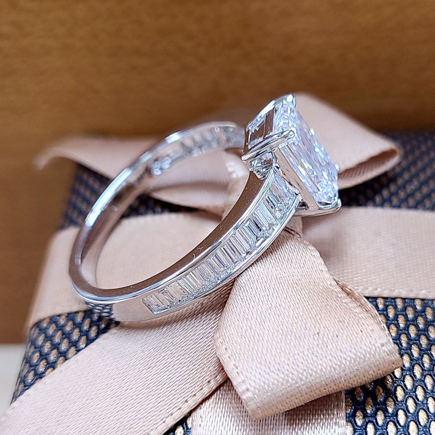 【奇跡の完全無色無傷】2.34ct D FL EX 天然ダイヤモンド エメラルドカット K18WG リング 【CGL/GIA鑑定書付】