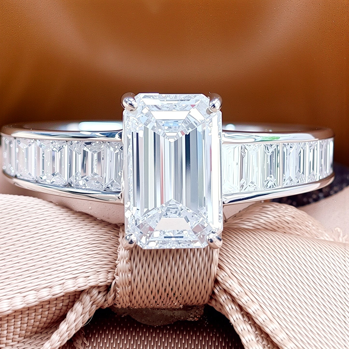 【奇跡の完全無色無傷】2.34ct D FL EX 天然ダイヤモンド エメラルドカット K18WG リング 【CGL/GIA鑑定書付】