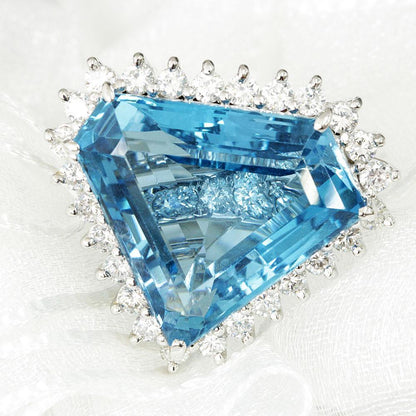 Super-large 23ct blue topaz diamond Pt900 platinum ring with certificate of authenticity.