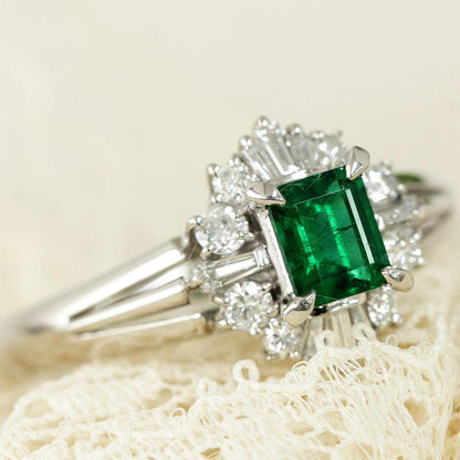 豪華生動的綠色祖母綠0.4CT鑽石PT900白金環可能的誕生石[差異]