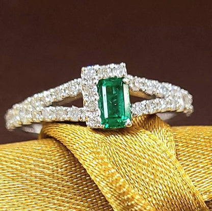 Top Quality Vivid Green Natural Emerald Diamond Platinum Pt900 Ring Ring May Birthstone (with Certificate of Authenticity)