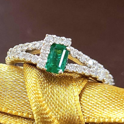 Top Quality Vivid Green Natural Emerald Diamond Platinum Pt900 Ring Ring May Birthstone (with Certificate of Authenticity)