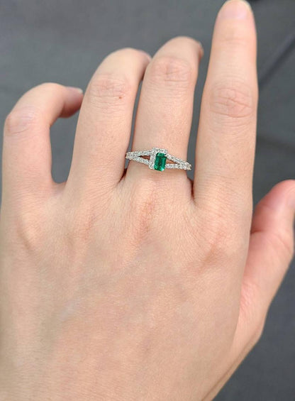 最好的生动的绿色天然翡翠钻石铂Pt900戒指可能的诞生石[差异]