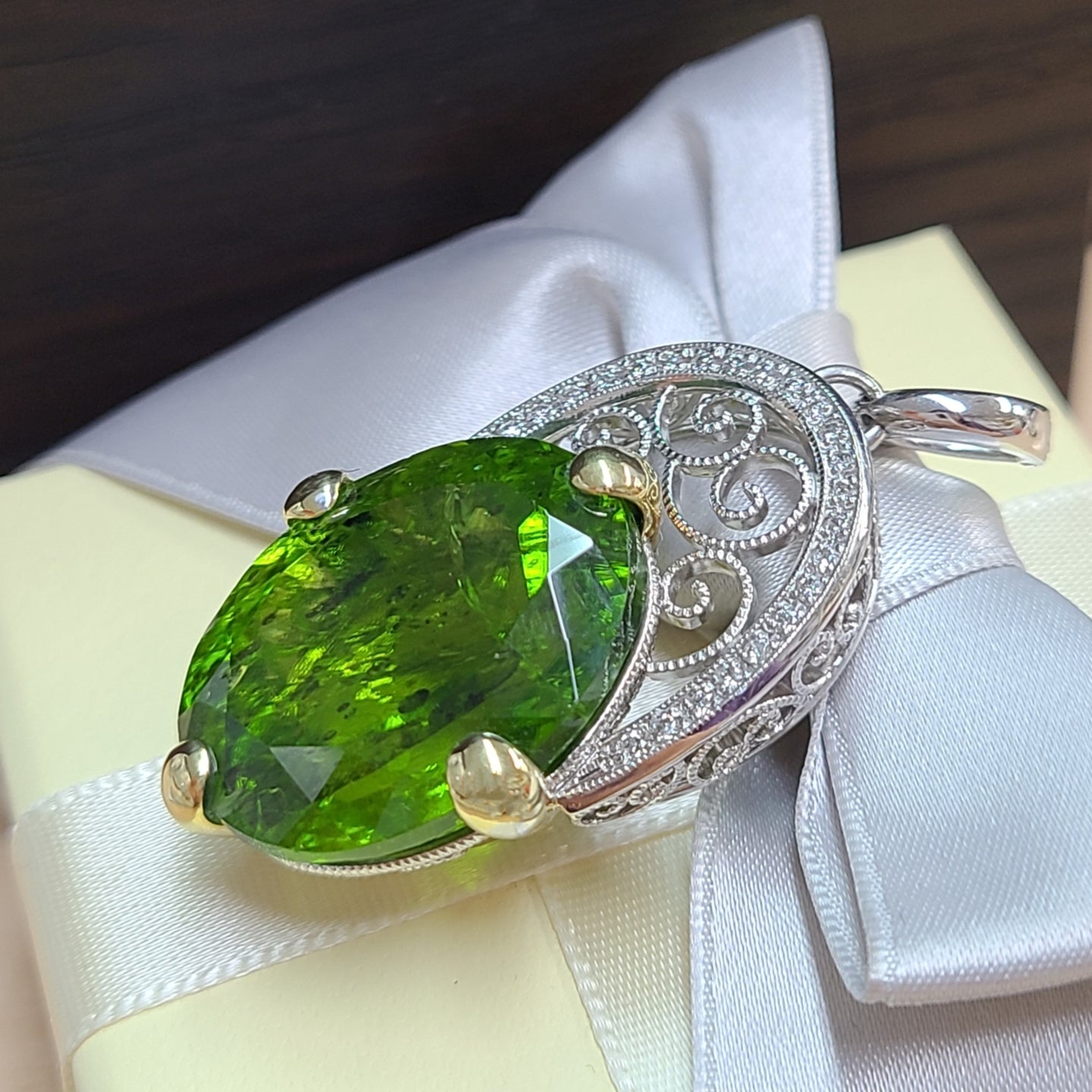 エメラルドK18 緑の宝石の代表『エメラルド』ペンダントトップ
