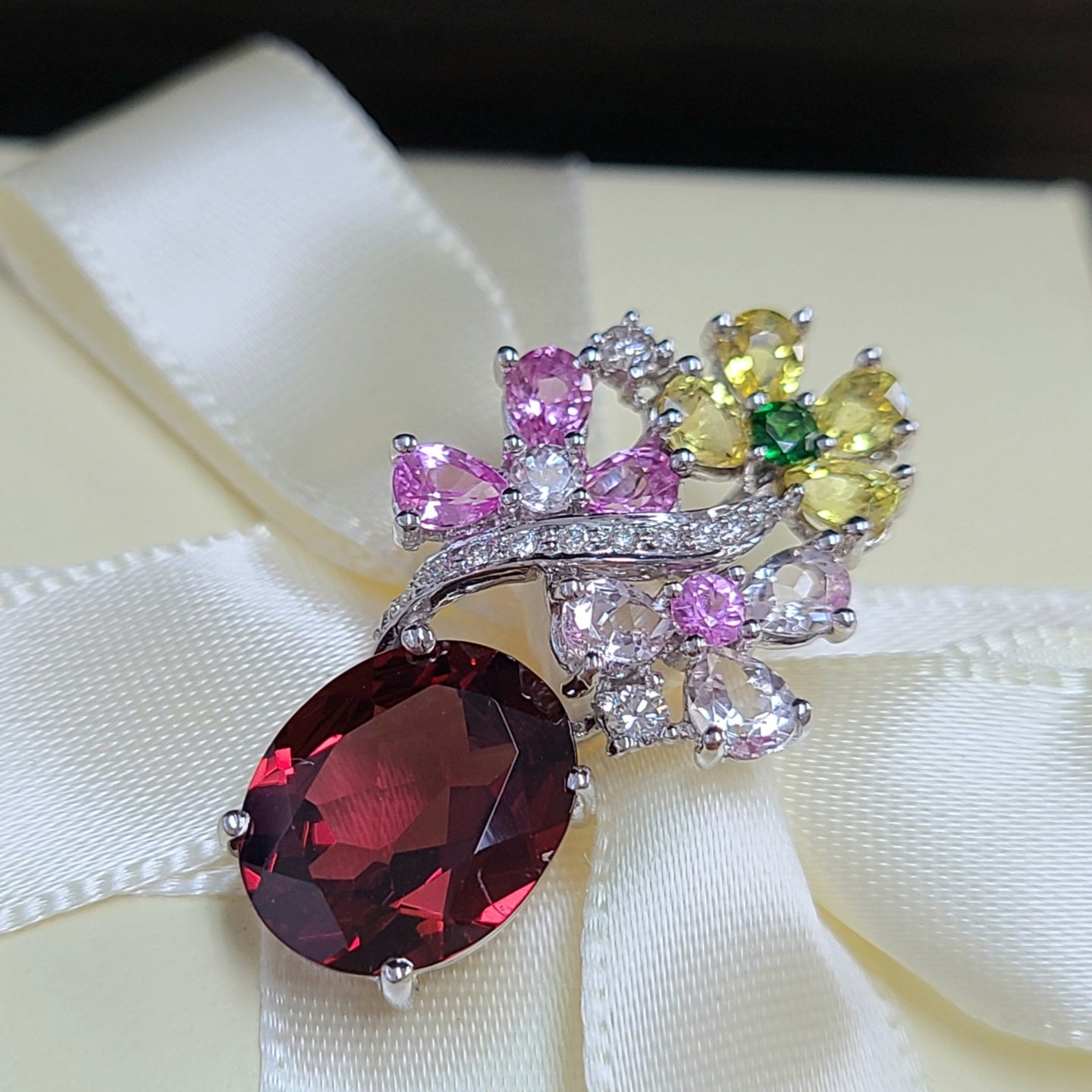 Natural garnet color sapphire K18 White Gold 18 Gold Pendant Top Flower Pendant Necklace Top Head January Birthstone [identification report]